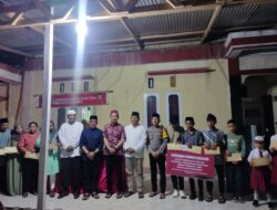 Bupati Iskandar bersama Wabup Deddy saat membagikan beasiswa