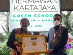 Guru marketing dunia Hermawan Kartajaya saat menyerahkan Medali CIEL (Creativity Innovation Entrepreneurship Leadership) Medal Award 2021, Kepada Gubernur Olly Dondokambey waktu lalu