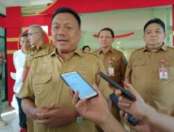 Olly-Dondokambey-saat-wawancara-di-Loby-Kantor-Gubernur-Gubernur