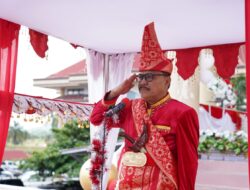 Penjabat Bupati Limi Mokodompit saat memimpin upacara