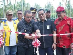 Pj Bupati Bolmut, Sirajudin Lasena saat melakukan pengguntingan pita pada peresmian Jembatan Gantung Goyo.