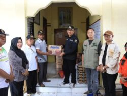 Pj Wali Kota Kotamobagu Asripan Nani saat menyalurkan bantuan bagi masyarakat Bolmut pasca musibah banjir.