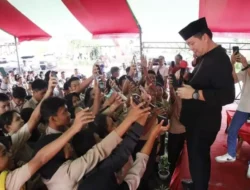 Siswa berebut memperlihatkan Android kepada Wagub Steven